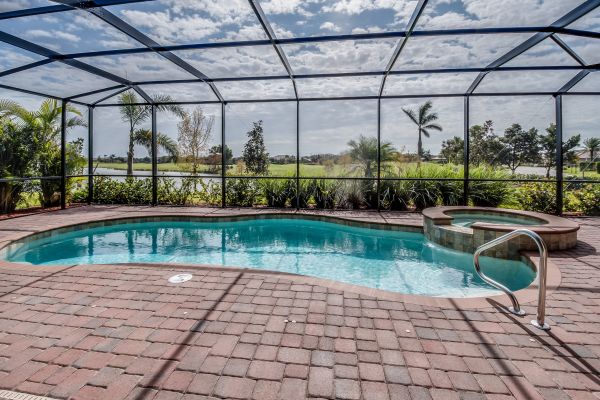 Pool Enclosure Cleaning in Olathe